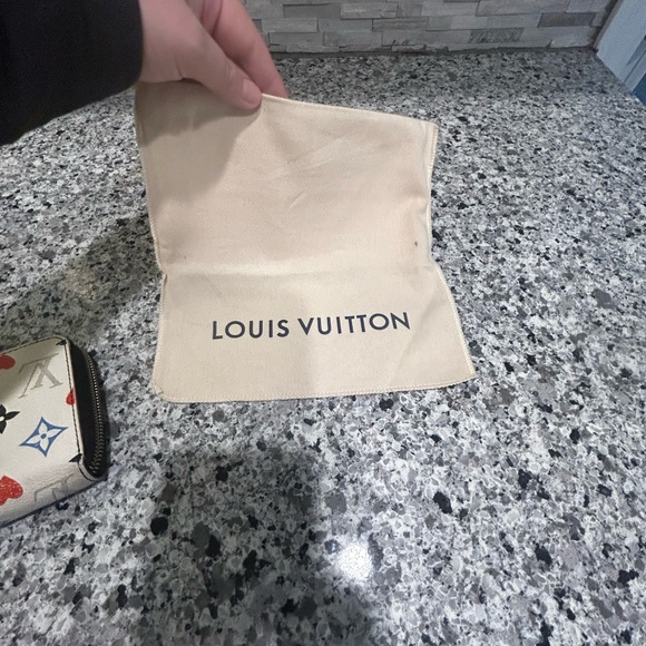 Louis Vuitton game on white Zippy Wallet - Picture 13 of 13
